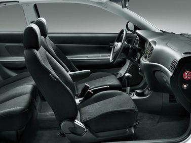 Hyundai Accent ثالثاً، هاتشباك 3 أبواب — المقاعد الأمامية