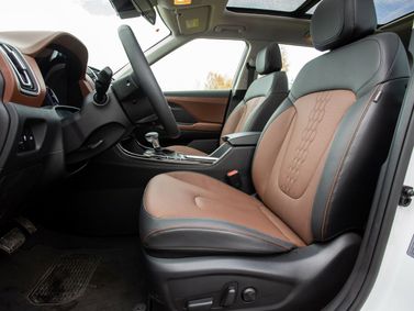 Hyundai Creta ثانياً، دفع رباعي 5 أبواب — المقاعد الأمامية