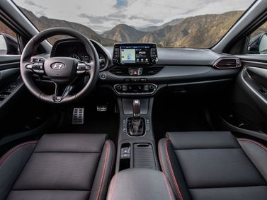 Hyundai Elantra عملية فيس ليفت السادس (م)، هاتشباك 5 أبواب GT — منطقة السائق