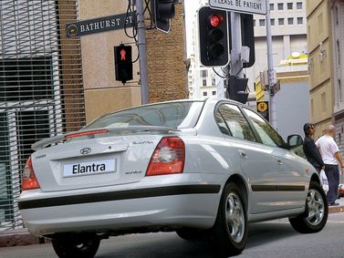 Hyundai Elantra عملية فيس ليفت III (XD2)، سيدان — منظر خلفي أيمن