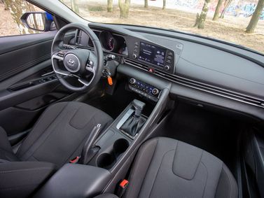 Hyundai Elantra VII (CN7)، سيدان — لوحة القيادة