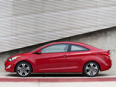 Hyundai Elantra ف (دكتوراه في الطب)، كوبيه — منظر من الجانب الأيمن