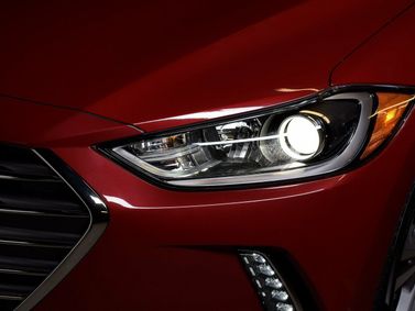 Hyundai Elantra السادس (ميلادي)، سيدان — المصباح الأمامي