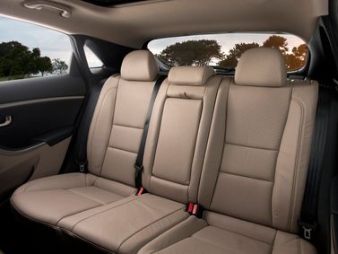 Hyundai Elantra ف (دكتوراه في الطب)، هاتشباك 5 أبواب — المقاعد الخلفية