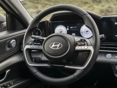 Hyundai Elantra عملية فيس ليفت VII (CN7)، سيدان — عجلة القيادة