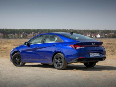 Hyundai Elantra VII (CN7)، سيدان — منظر خلفي أيمن