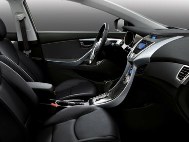 Hyundai Elantra ف (دكتوراه في الطب)، سيدان — منطقة السائق