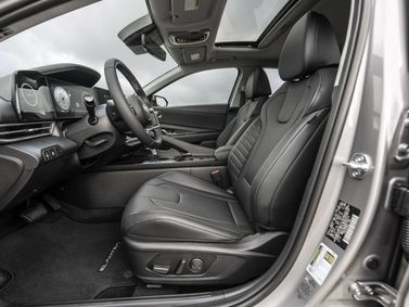 Hyundai Elantra عملية فيس ليفت VII (CN7)، سيدان — المقاعد الأمامية