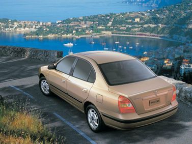 Hyundai Elantra III (XD)، سيدان — منظر خلفي أيسر