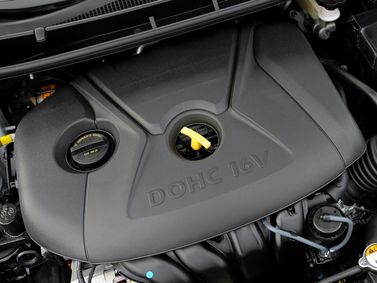 Hyundai Elantra ف (دكتوراه في الطب)، كوبيه — حجرة المحرك