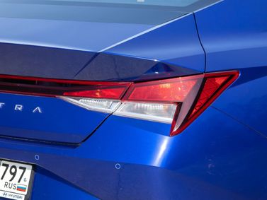 Hyundai Elantra VII (CN7)، سيدان — المصباح الخلفي