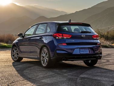 Hyundai Elantra عملية فيس ليفت السادس (م)، هاتشباك 5 أبواب GT — منظر خلفي بزاوية ثلاثة أرباع