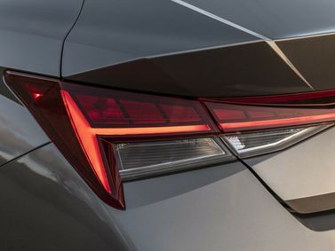 Hyundai Elantra عملية فيس ليفت VII (CN7)، سيدان — المصباح الخلفي