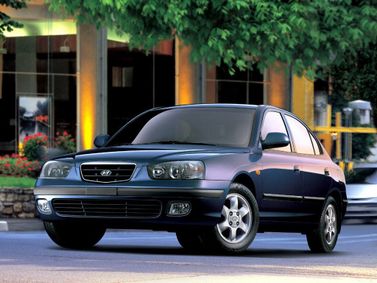 Hyundai Elantra III (XD)، سيدان — منظر أمامي أيمن