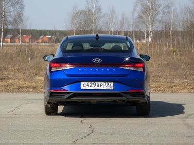 Hyundai Elantra VII (CN7)، سيدان — منظر خلفي