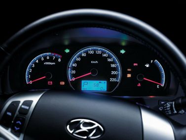 Hyundai Elantra IV (عالي الدقة)، سيدان — لوحة العدادات