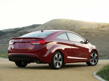 Hyundai Elantra ف (دكتوراه في الطب)، كوبيه — منظر خلفي أيمن