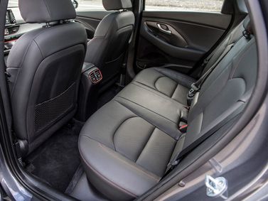 Hyundai Elantra السادس (ميلادي)، هاتشباك 5 أبواب GT — المقاعد الخلفية