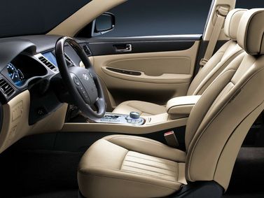Hyundai Genesis I، سيدان — منطقة السائق