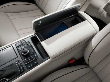 Hyundai Genesis ثانياً، سيدان — الكونسول الوسطي