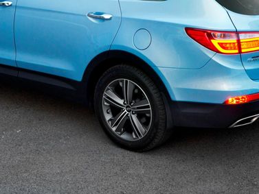 Hyundai Santa Fe ثالثاً، دفع رباعي 5 أبواب Grand — منظر خلفي أيسر