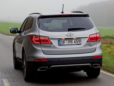Hyundai Santa Fe ثالثاً، دفع رباعي 5 أبواب Grand — منظر خلفي أيسر
