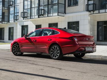 Hyundai Sonata VIII (DN8), Седан — вид сзади справа