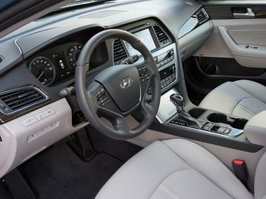 Hyundai Sonata سابعاً (LF)، سيدان — منطقة السائق