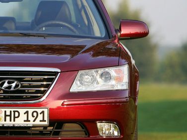 Hyundai Sonata V (NF) Рестайлинг, Седан — вид спереди