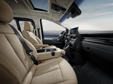 Hyundai Staria I عملية شد الوجه، ميني فان — المقاعد الأمامية