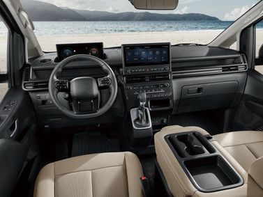 Hyundai Staria I عملية شد الوجه، ميني فان — منطقة السائق