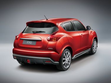 Infiniti ESQ، دفع رباعي 5 أبواب — منظر خلفي بزاوية ثلاثة أرباع