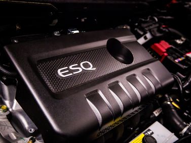Infiniti ESQ، دفع رباعي 5 أبواب — حجرة المحرك