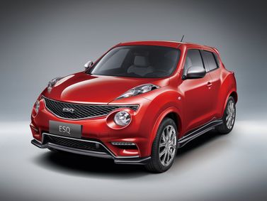 Infiniti ESQ، دفع رباعي 5 أبواب — منظر أمامي بزاوية ثلاثة أرباع