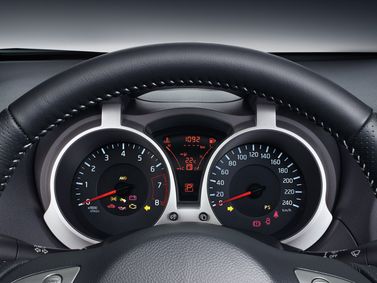 Infiniti ESQ، دفع رباعي 5 أبواب — لوحة العدادات