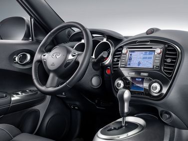 Infiniti ESQ، دفع رباعي 5 أبواب — منطقة السائق
