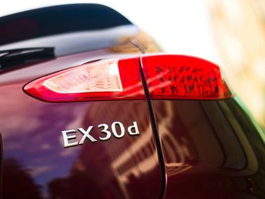 Infiniti EX ط (J50)، دفع رباعي 5 أبواب — شعار السيارة واسم الطراز