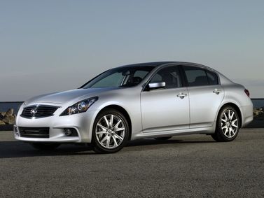 Infiniti G IV, Седан — вид спереди справа