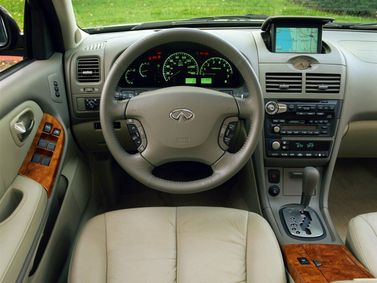 Infiniti I ثانياً، سيدان — منطقة السائق