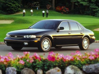 Infiniti J، سيدان — منظر أمامي أيمن