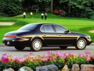 Infiniti J، سيدان — منظر خلفي أيمن