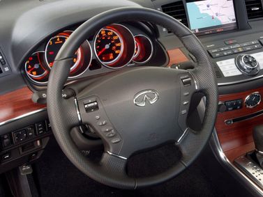 Infiniti M ثالثاً، سيدان — منطقة السائق