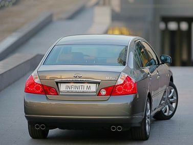 Infiniti M ثالثاً، سيدان — منظر خلفي أيمن