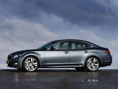 Infiniti M رابعاً، سيدان — منظر من الجانب الأيسر