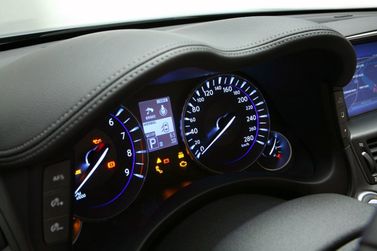 Infiniti M رابعاً، سيدان — لوحة العدادات