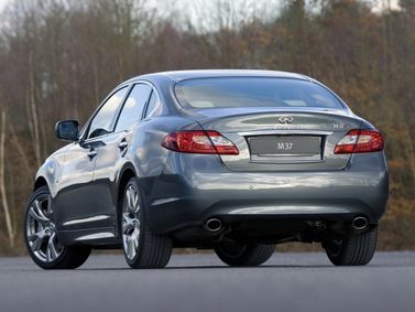 Infiniti M رابعاً، سيدان — منظر خلفي أيسر
