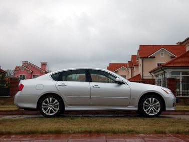 Infiniti M ثالثاً فيس ليفت، سيدان — منظر من الجانب الأيمن