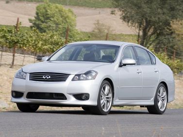 Infiniti M ثالثاً فيس ليفت، سيدان — منظر أمامي أيمن