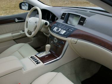 Infiniti M ثالثاً فيس ليفت، سيدان — منطقة السائق