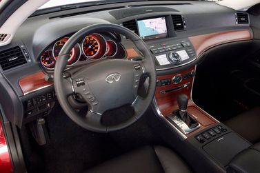 Infiniti M ثالثاً، سيدان — منطقة السائق